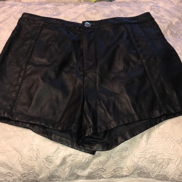 H&M high rise faux leather shorts 8 black - Picture 5 of 5